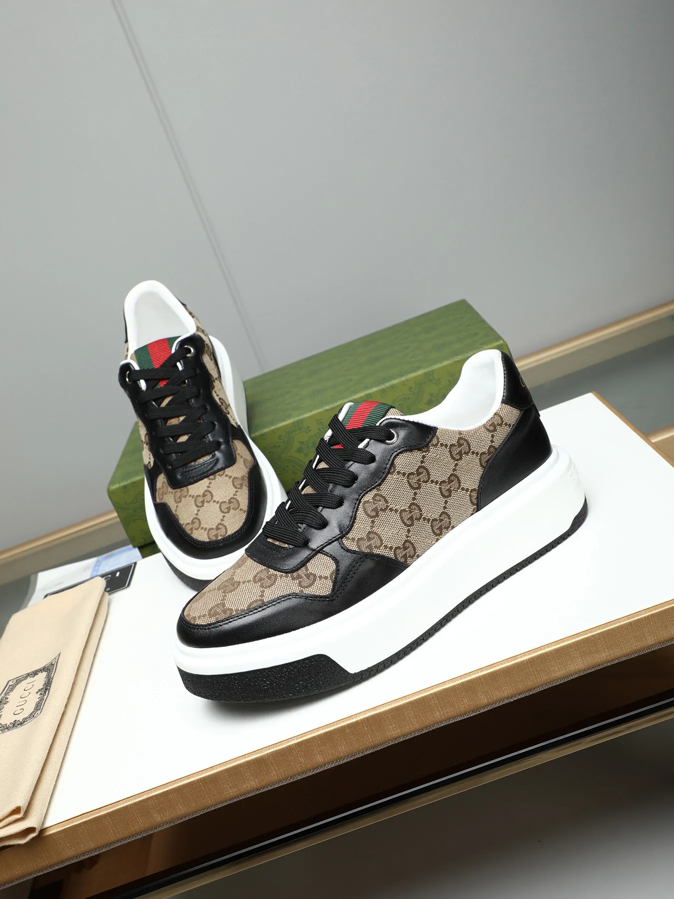 Men's shoes 💰480 New men's shoes GUCCI Fashion trend Made of first-layer calfskin ➕ washed sheep lining! The foot feels super comfortable and the workmanship is impeccable. Foam ultra-light outsole, size: 38-44 (45 customized) 4 colors to choose from!